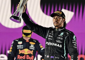 Hamilton vince a Jeddah, l’inglese è a pari punti con Verstappen