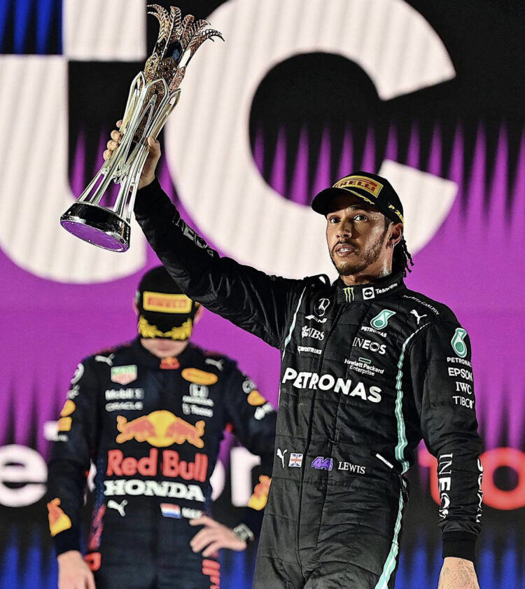Hamilton vince a Jeddah, l’inglese è a pari punti con Verstappen